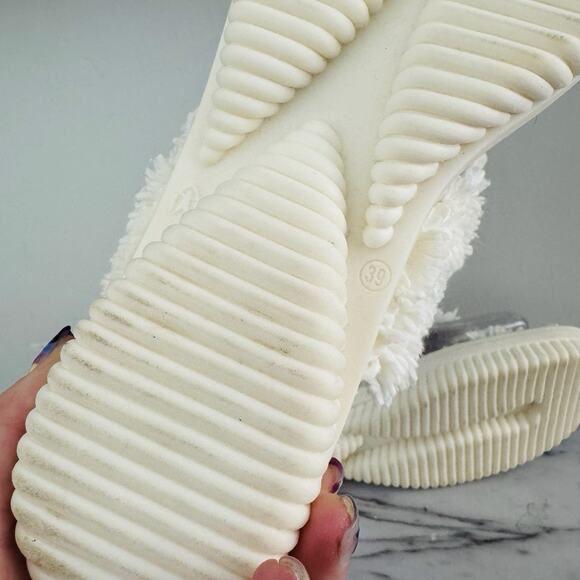 Amy Jo Gladstone White Fuzzy Thong Slippers Women’s Size 8 - Picture 8 of 11